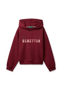Bordeaux mikina s kapucí a dlouhými rukávy, ribbed manžety a nápis "65 UNITED COLORS OF BENETTON" přes hruď.