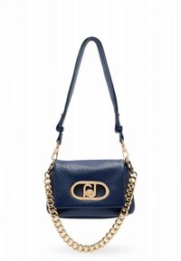 Donkerblauwe leren handtas met een gestructureerde afwerking, gouden ketting en leren riem, voorzien van een opvallende gouden logo-sluiting aan de voorkant.