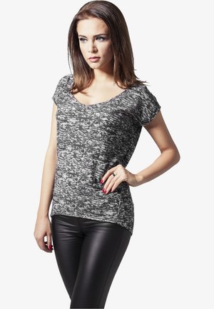 Grå kortermet t-skjorte med en teksturert mønster, scooped halslinje og avslappet passform, paret med svarte faux lær leggins.