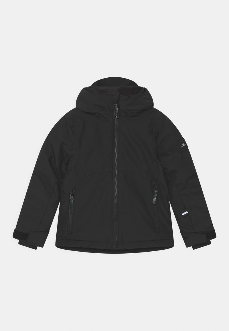Chaqueta negra impermeable con capucha, cremallera frontal y dos bolsillos laterales; cuenta con puños elásticos y un pequeño logotipo en la manga.