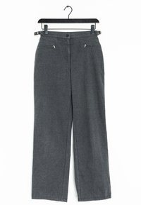 Pantalons droits gris foncé avec poches zippées à l'avant et sangles latérales à boucle, suspendus sur un cintre noir contre un fond blanc.