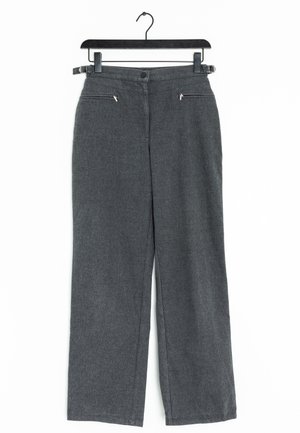 Pantalons droits gris foncé avec poches zippées à l'avant et sangles latérales à boucle, suspendus sur un cintre noir contre un fond blanc.