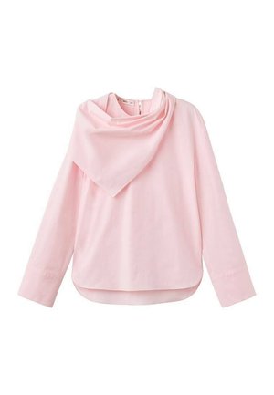 Haut long à manches roses pâles avec une capuche asymétrique et une coupe décontractée. Texture lisse avec une base arrondie et un détail de fermeture éclair à l'arrière.