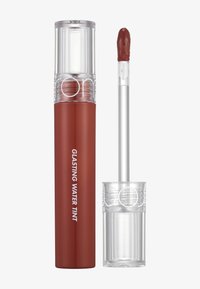 Lepper i en klar tube med brun nyanse. Har en doe-foot applikator og etiketter som leser "Glasting Water Tint" i hvitt.