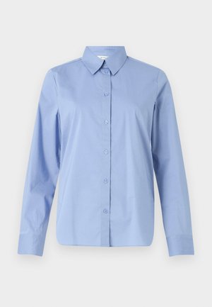 Camicia azzurra chiara con maniche lunghe, colletto a punta, patta frontale e orlo arrotondato, realizzata in tessuto liscio e intrecciato.