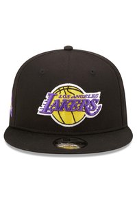 Gorra snapback negra con un logo bordado de los Los Angeles Lakers en púrpura y amarillo y un diseño de baloncesto en el frontal.
