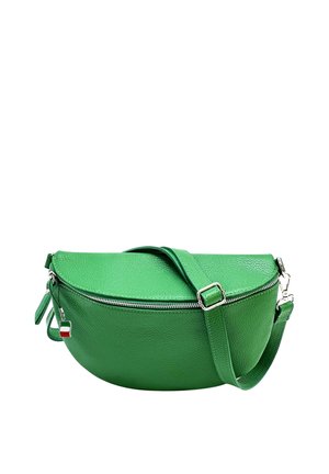 Groene leren crossbodytas met zilveren ritssluiting en een charm in de vorm van een Italiaanse vlag aan het ritstrekkertje, voorzien van een verstelbare schouderriem.