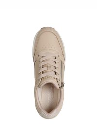 Zapatilla beige con una parte superior sintética suave, puntera redonda, cierre de cordones en la parte delantera, cremallera lateral y plantilla de espuma con memoria. Patrón texturizado en el interior.