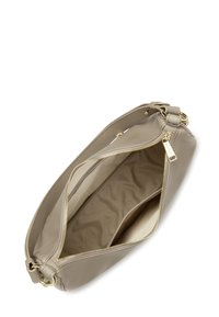 Sac à main en cuir beige avec des accessoires en or, une fermeture zippée sur le dessus et une doublure intérieure douce. Il présente une forme élancée et un design minimaliste.
