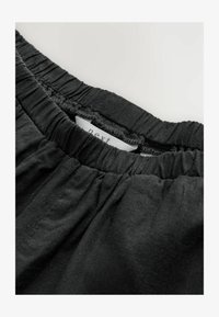 Unselected, black