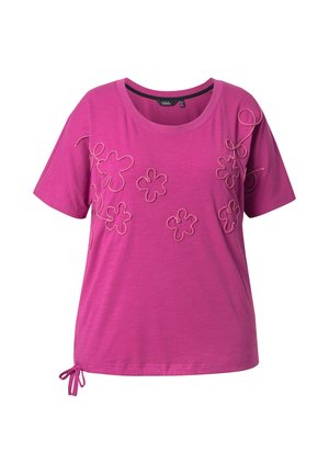 T-shirt rosa a maniche corte con design floreali ricamati in varie forme, con dettaglio di cordoncino sull'orlo. Tessuto morbido.