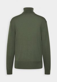 Pull col roulé à manches longues vert olive avec poignets, ourlet et col côtelés, montré de dos.