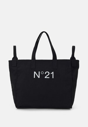 Juodas drobės pirkinių krepšys su dviem viršutiniais užtrauktukais, ant priekio esantis didelis baltas "N°21" logotipas. Paprasta, stačiakampio formos.