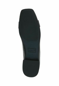 Črna podplat čevlja, ki ima teksturirano gumijasto površino. Vsebuje dvignjen petni del in embosirano blagovno znamko, zasnovan za oprijem in vzdržljivost.