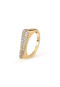 Goldring mit tapered Design, verziert mit kreisförmigen weißen Steinen, die in einer Reihe entlang einer Seite angeordnet sind, mit glatter, polierter Oberfläche.