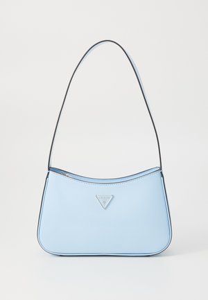 Gaiši zila faux ādas rokassoma ar izliekumu, melniem elementiem un sudraba logotipa plāksni, kas aprīkota ar vienu plecu siksnu.