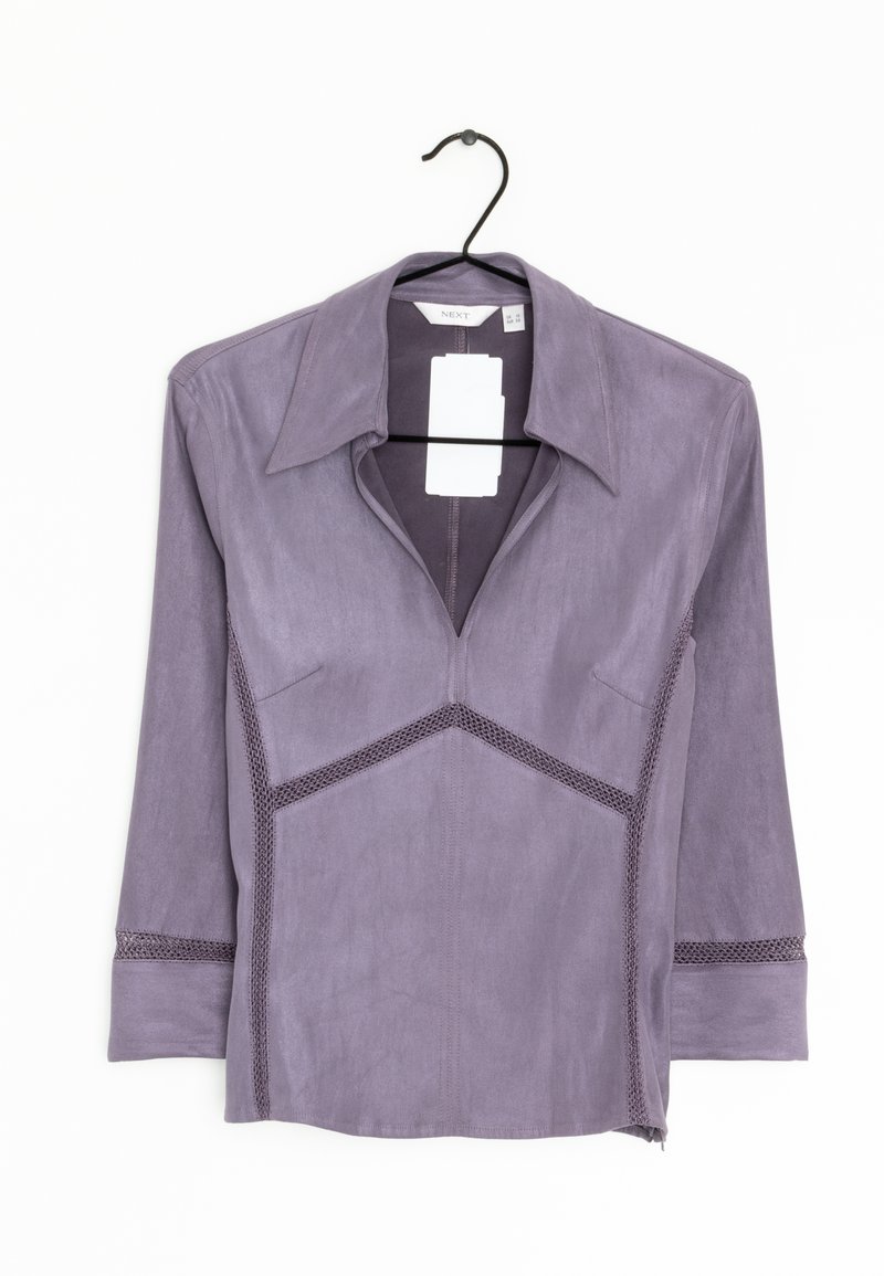 Chemise violette à manches longues avec col, décolleté en V et détails texturés le long des coutures. Fabriquée en matériau doux avec une finition lisse.