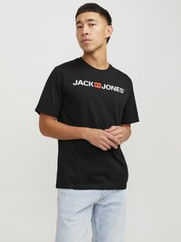 Zwarte katoenen t-shirt met vet wit tekst "JACK & JONES" op de voorkant, met een rood rechthoekig accent. Rond de hals ontwerp.