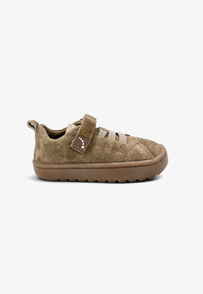 Chaussure enfant en daim marron avec semelle en caoutchouc, bride à scratch et lacets élastiques beige, vue de profil sur fond blanc.
