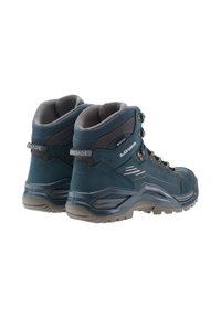 Scarpe da trekking realizzate in materiale sintetico blu scuro con dettagli grigi, dotate di occhielli in metallo, collo imbottito e suola robusta per garantire aderenza.