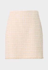 Saia mini em tweed bege com um padrão de xadrez texturizado, bainha desfiada e silhueta reta, feita de um tecido macio e tecido.