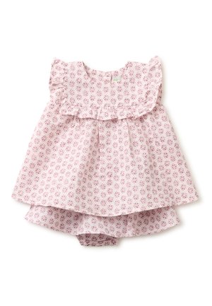 Vestido rosa de bebé con estampado floral, pechera fruncida y cubrepañales a juego, tela suave, diseño sin mangas.