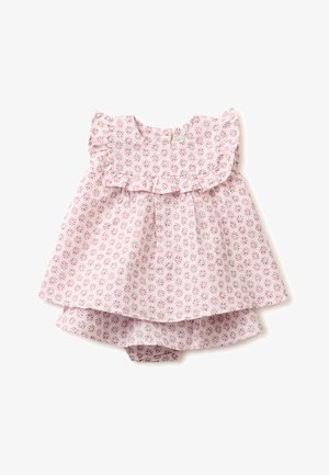 Robe bébé rose à fleurs avec empiècement froncé et protège-couche assorti, tissu doux, design sans manches.