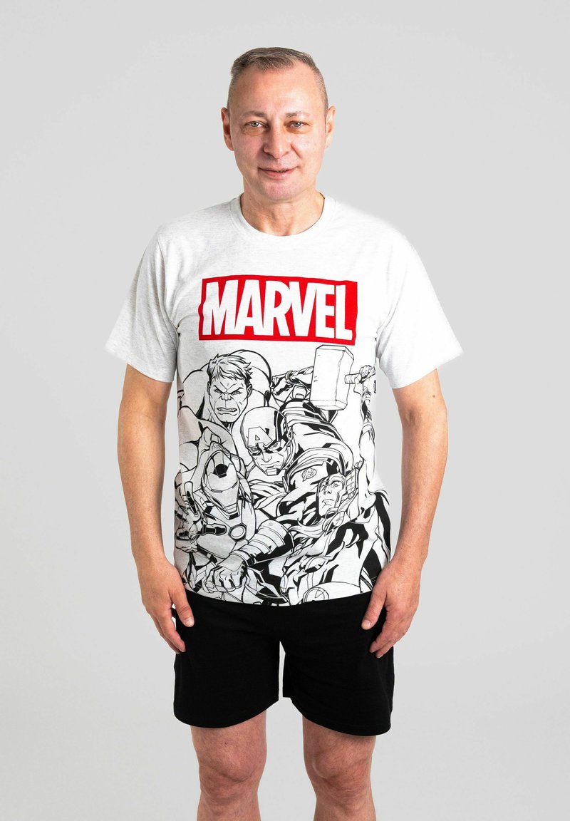 T-shirt in cotone grigio con logo rosso "MARVEL" e personaggi in stile fumetto neri stampati sul davanti. Abbinato a pantaloni corti neri.