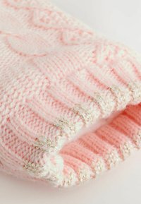 Rosa gestrickte Mütze aus weichem Garn, mit einem strukturierenden Zopfmuster und metallischen Fadenakzenten entlang des gerippten Rands.