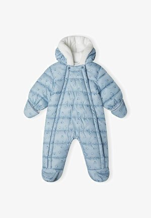 Gaiši zils pūkains sniega kostīms ar pūkainu baltu oderi kapucei, ar atkārtotu dzīvnieku rakstu, elastīgām piedurknēm un kāju dizainu.