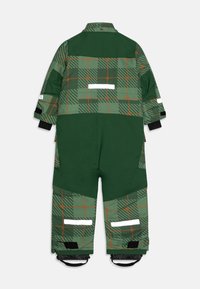 Groene en gemusterde sneeuwoverall met een groot geruit ontwerp en oranje accenten, elastische manchetten, reflecterende details en een hoge kraag.