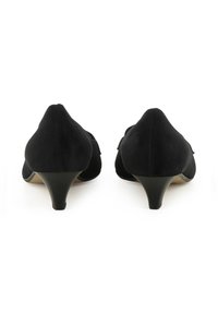 Chaussures à talons hauts en daim noir avec un bout pointu et un talon fin, présentant une texture lisse et un design minimaliste.