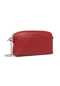 Piccola borsa a pochette in pelle rossa con texture, dotata di una cerniera argentata e una tracolla a catena, con il nome del marchio impresso al centro del davanti.