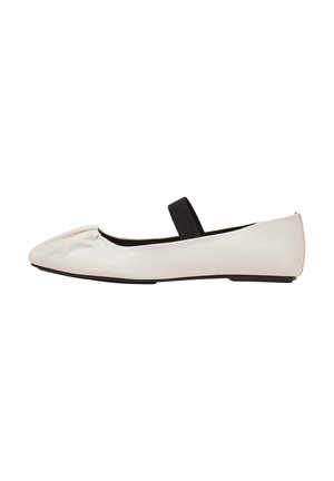 Scarpa ballerina bianca con punta rotonda, materiale morbido e lucido, fascia elastica a metà piede e texture liscia, con dettagli di pieghe sottili.