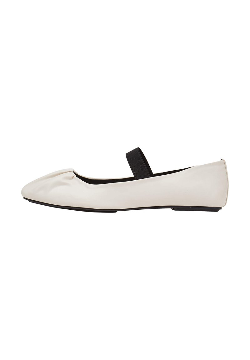 Scarpa ballerina bianca con punta rotonda, materiale morbido e lucido, fascia elastica a metà piede e texture liscia, con dettagli di pieghe sottili.