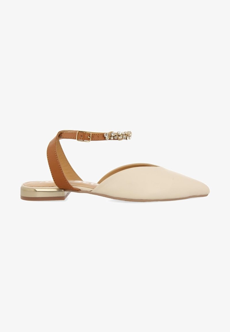 Chaussure plate pointue beige avec bride de cheville marron ornée de petits cristaux et talon métallique doré bas.