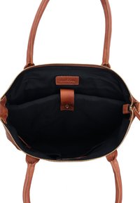 Bolso de cuero marrón con interior de tela negra, apertura con cremallera y una pequeña correa de cuero con botón de presión en el interior.