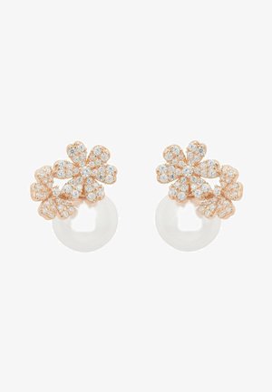 Pendientes florales de oro rosa con acentos similares a diamantes y centros de perlas blancas, con una superficie texturizada y un delicado diseño de pétalos.