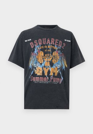 T-shirt noir avec un motif coloré sur le thème de la gym, haltère, éclairs, crânes, et texte « DSQUARED2 », « La vie est meilleure à la salle de sport » et « Pas de douleur, pas de gain ».