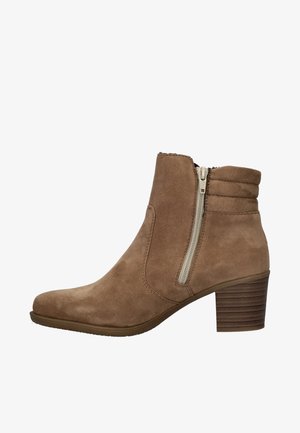 Bruine suède enkelboot met een ronde neus, een zijrits en een gestructureerde blokhak. Heeft gestikte accenten bij de enkel.