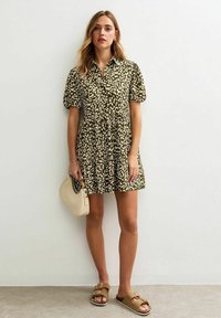 New Look ANIMAL PRINT CRINKLED TIERED MINI - Robe chemise - green pattern