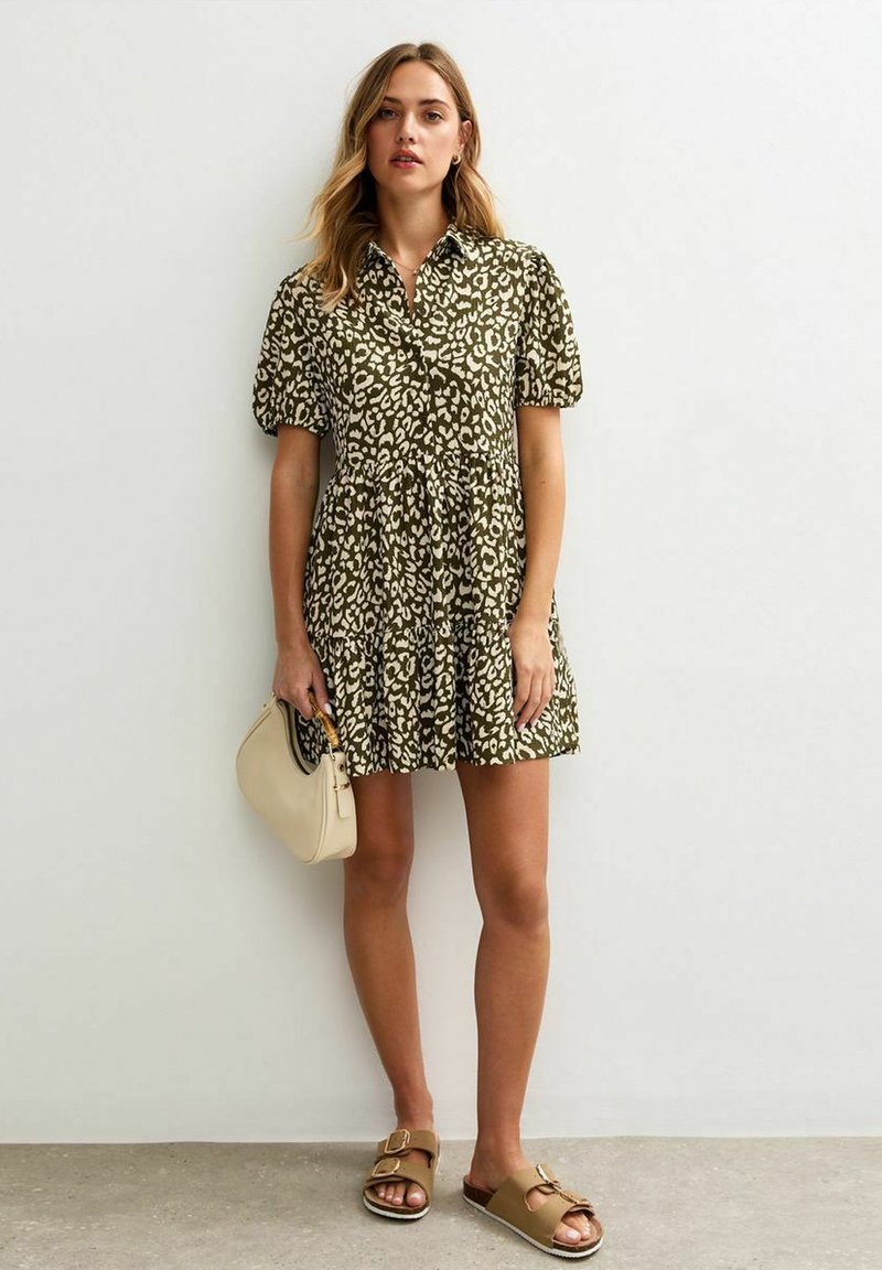 New Look ANIMAL PRINT CRINKLED TIERED MINI - Robe chemise - green pattern