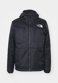 Černá izolovaná bunda s kapucí, která má dvě kapsy na zip na hrudi a značkový logo. Hladký povrch s prošívaným designem.