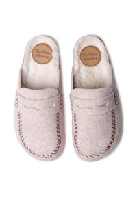 Des chaussons en feutre rose clair avec un intérieur blanc doux, ornés d'un design brodé et d'une étiquette circulaire beige sur le côté.