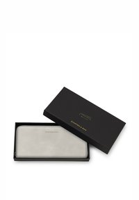 Ljusgrå läderplånbok med dragkedja, presenterad i en svart låda med guldprägling. Slät yta, rektangulär form.