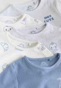 Fem ribstrikkede langærmede babybodystock i hvid, blå og grå med små trykte mad- og tekstdetaljer, lagt ud overlappende.