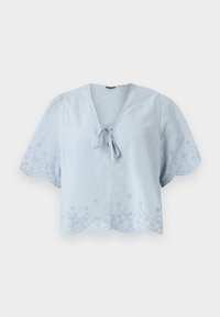 Ανοιχτό μπλε κοντό μπλουζάκι με κοντά φουσκωτά μανίκια, διακοσμητικά σχέδια από τρύπες κατά μήκος της ραφής και λεπτομέρεια με κορδόνι στην V-λαιμόκοψη.