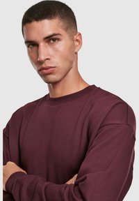 Urban Classics SWEAT CREWNECK - Felpa - redwine