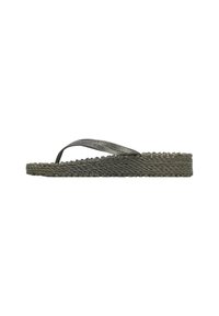 Grijze flip-flops met een geweven touwzool, voorzien van een gestructureerde zwarte band met metalen accenten en een vlak, breed ontwerp.