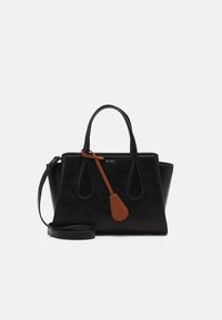 Svart läderhandväska med en strukturerad design, utrustad med två topphandtag, en avtagbar axelrem och en brun läderdetalj med logotyp.